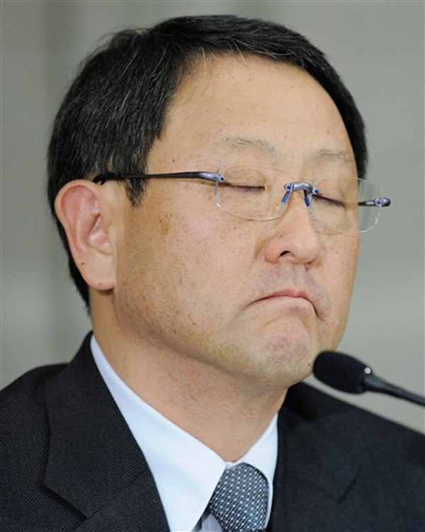 Cơn khủng hoảng gây tổn thất nghiêm trọng cho thương hiệu Toyota, vốn nổi tiếng nhờ vào chất lượng. Chủ tịch kiêm CEO của Toyota Akio Toyoda đã gặp đối mặt với những khủng hoảng vào loại khó khăn nhất trong lịch sử hãng này. Đây là hình ảnh khi Akio nghe câu hỏi từ các phóng viên trong cuộc họp báo ngày 17/2 tại Nhật Bản. Ảnh: AFP.